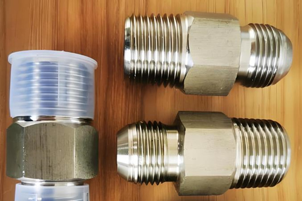 美制接頭需要與設備牢固連接才行 圖1